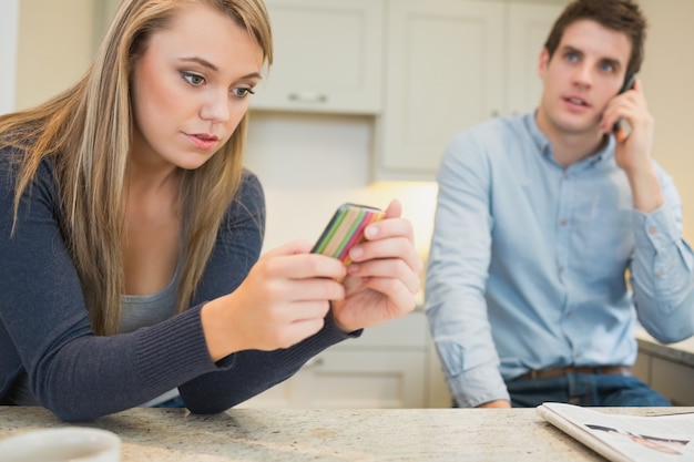 写真 女性の文字通りに電話する男