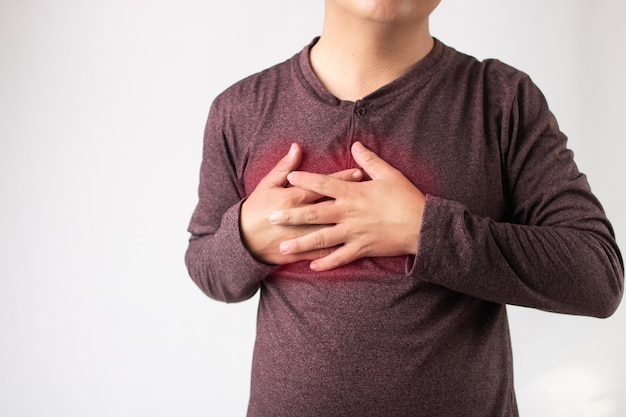 man can't  breathe because of tight chest and heart