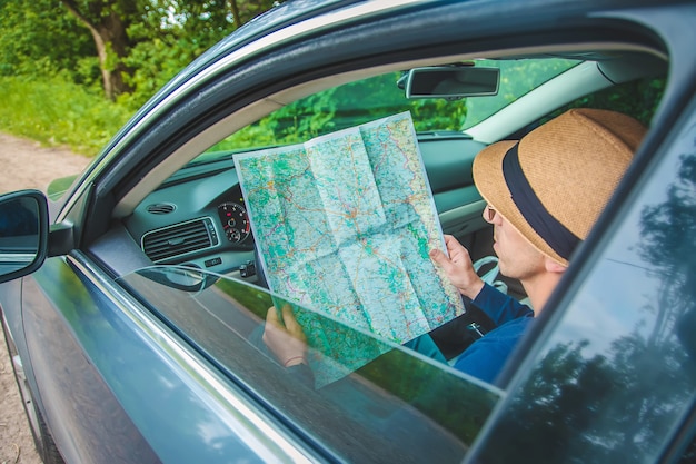 車の中で男が地図を見る