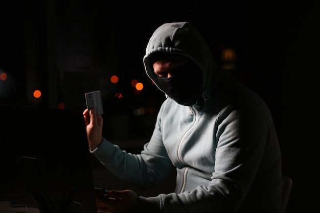 Man carder in masker verbindt met darknet