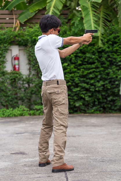 Uomo in pantaloni cargo con pistola