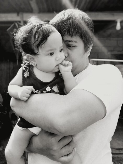 Foto uomo che porta una bambina