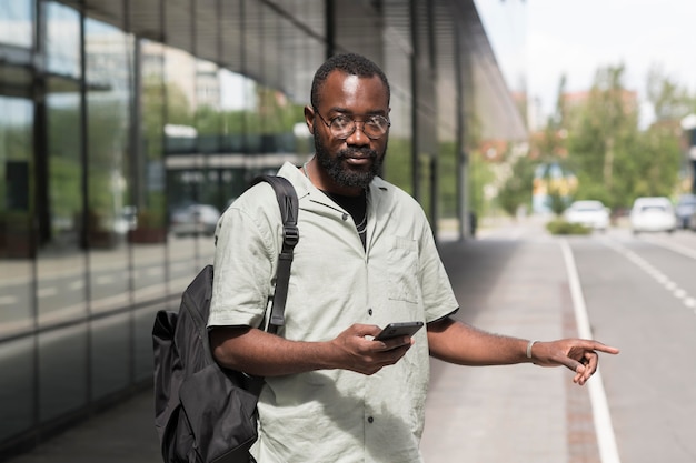 Photo man carrying backpack medium shot