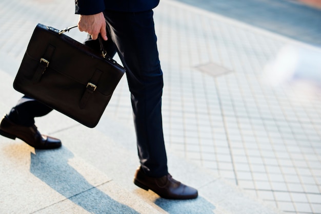 Uomo che porta la sua borsa al lavoro