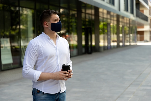 通りに立っているカジュアルな服装の男