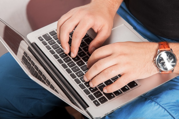 Photo man in casual clothing typing on laptop worker