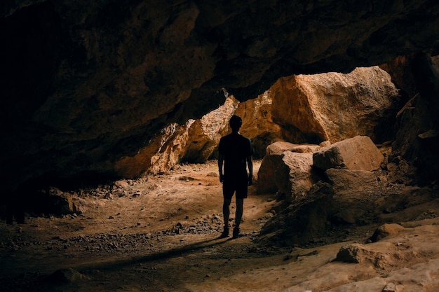 写真 男の洞窟のシルエットの影を探る