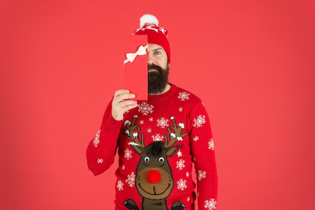 Человек празднует праздник с подарочной коробкой Купите это немедленно Время покупок Уважайте традиции Хипстер в зимнем свитере Счастливого Рождества Подарок от Санты С Новым годом Концепция рождественского подарка