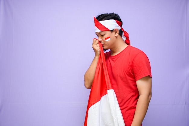 사진 8월 17일 인도네시아 국기를 들고 인도네시아 독립기념일을 축하하는 남자