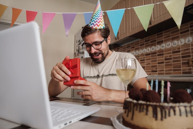 Uomo che festeggia il compleanno online in tempo di quarantena