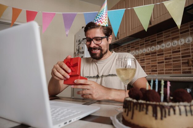 検疫時間にオンラインで誕生日を祝う男