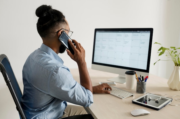 Foto uomo che controlla la sua agenda al lavoro