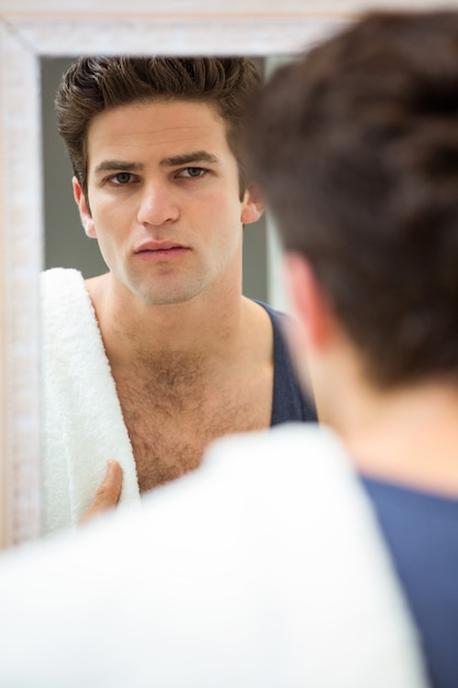 Photo man checking his stubble in bathroom