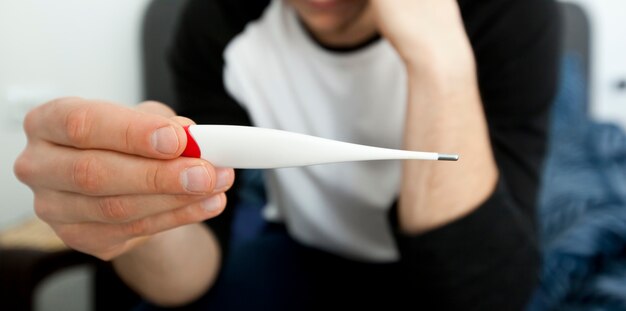 Uomo che controlla la sua temperatura