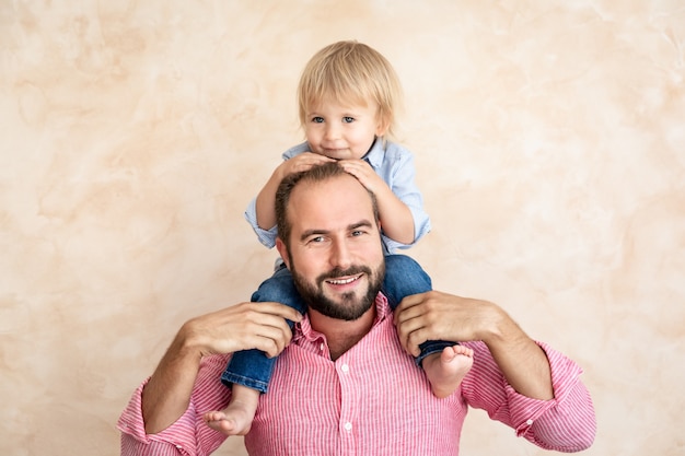 家にいる男と子。一緒に楽しんでいる父と息子。