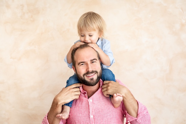 家にいる男と子。一緒に楽しんでいる父と息子。