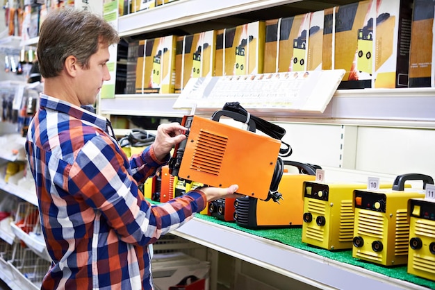 写真 男は店内で溶接機を選ぶ