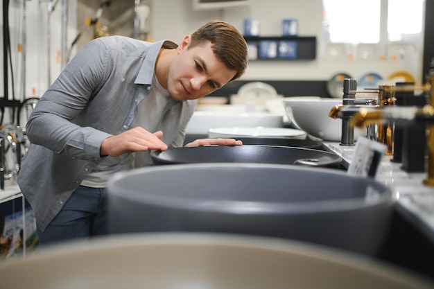 Man choosing a batgh sink with sales person