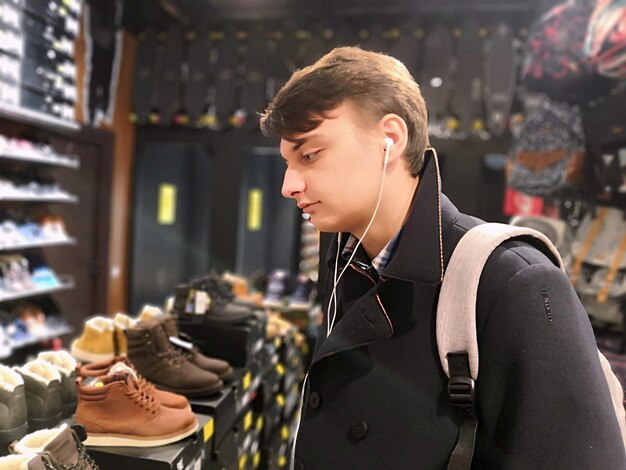 Photo man choosing shoes in store