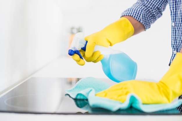 Photo man cleaning his home