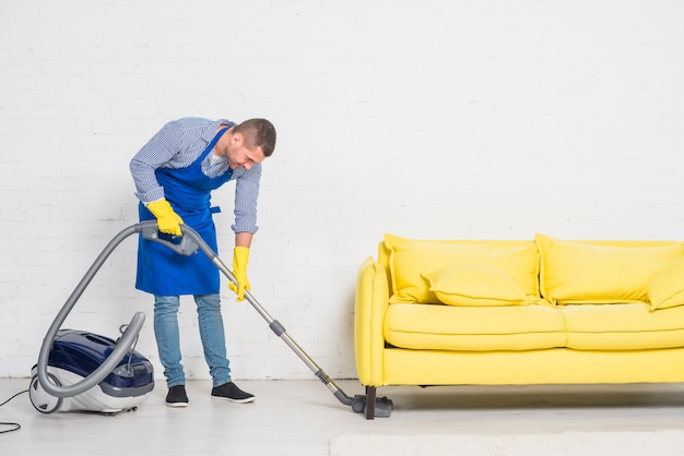 Photo man cleaning his home