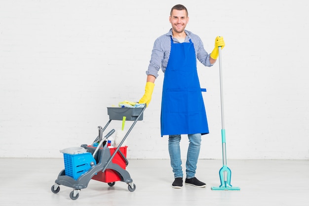 Photo man cleaning his home