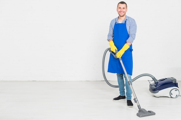 Photo man cleaning his home