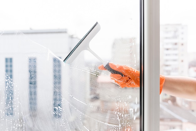 Photo man cleaning windows