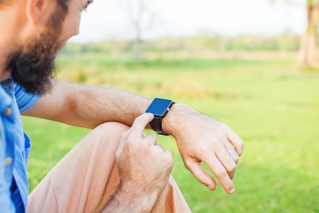 Foto uomo che fa clic sul suo orologio intelligente