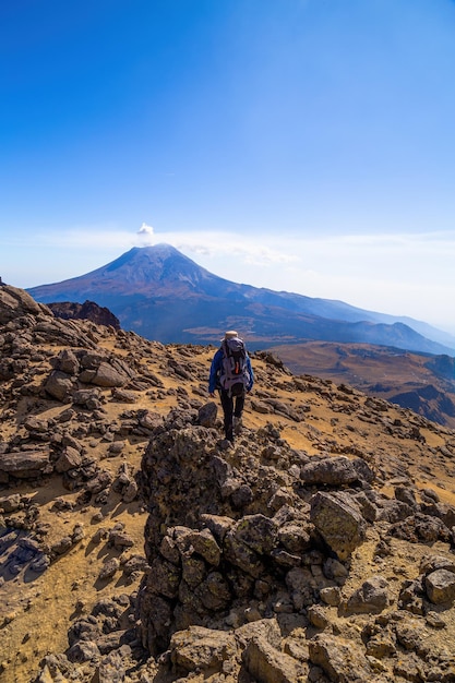 iztaccihuatl 화산의 산에서 언덕을 오르는 남자