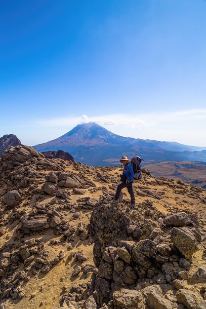 イスタクシウアトル火山の山の丘を登る男