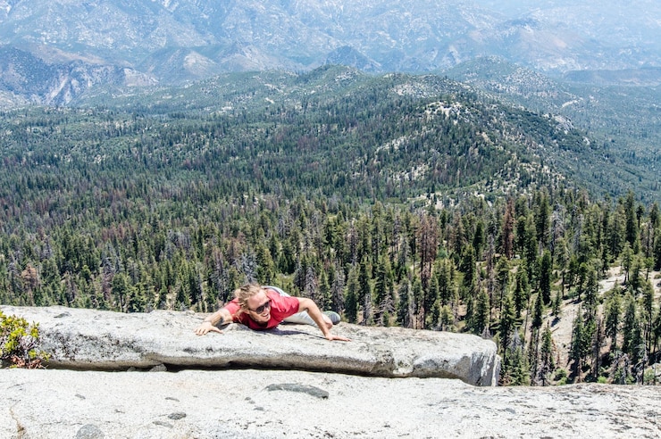 Photo man climbing mountain in forest