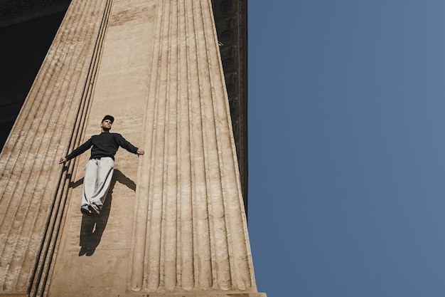 Foto uomo che si arrampica tra le pareti copia spazio per la tua pubblicità concetto di sport di strada