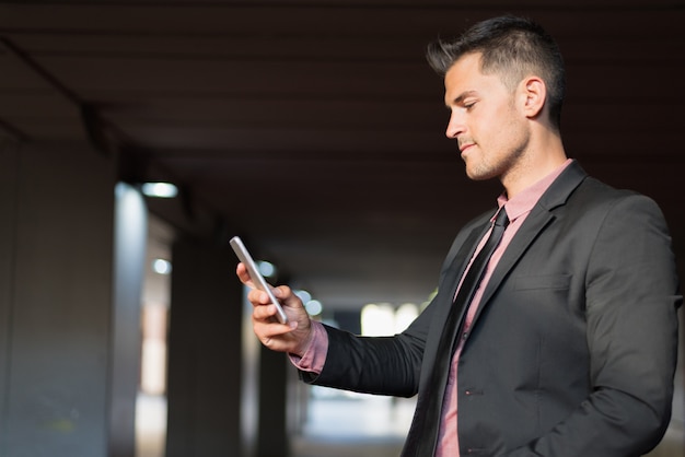 Man close-up met een mobiele telefoon