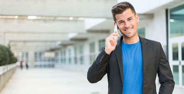 Man close-up met een mobiele telefoon