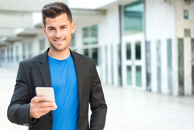 Man close-up met een mobiele telefoon