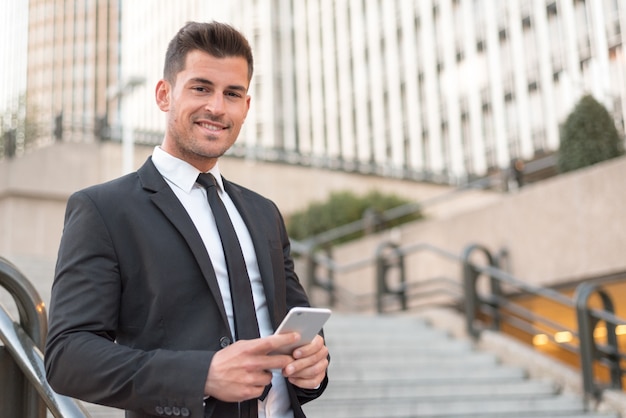 Man close-up met een mobiele telefoon