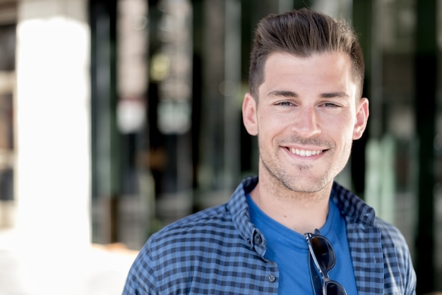 Sorridere alto vicino dell'uomo alla macchina fotografica