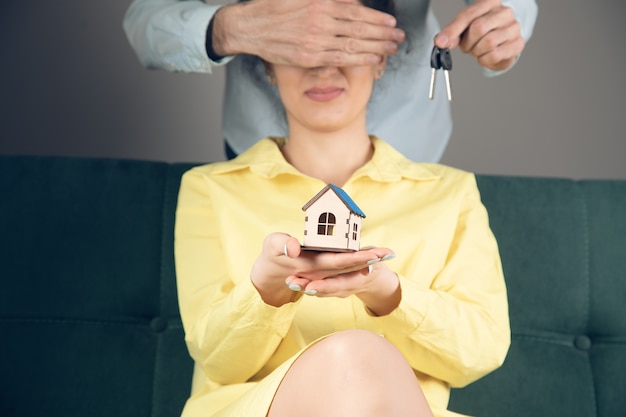 A man closed her eyes and gives a house on the couch