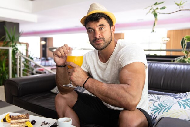 Man cocktail drinken in een hotellobbybar