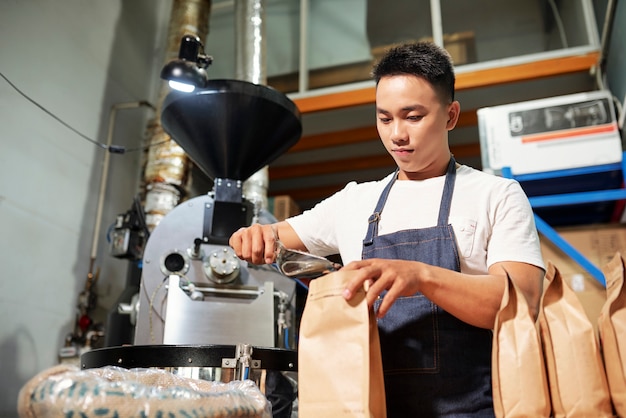 コーヒー工場の男