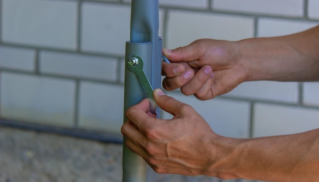 Photo man collects garden furniture closeup