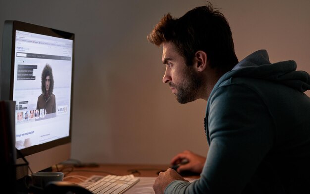 ウェブデザインのデッドライン ウェブサイト開発 プログラミング クリエイティビティ フォーカス ソフトウェアプログラミング サイバーテクノロジー 遅くまで働く インターネットヴログのUI