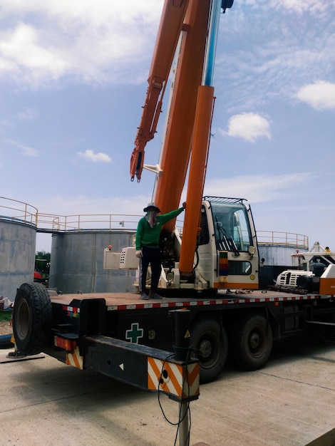 Foto uomo sul cantiere contro il cielo