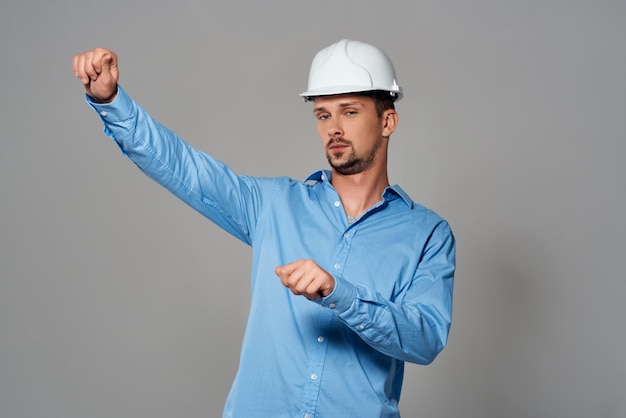 Мужчина в строительной форме инженер профессиональной работы высококачественное фото