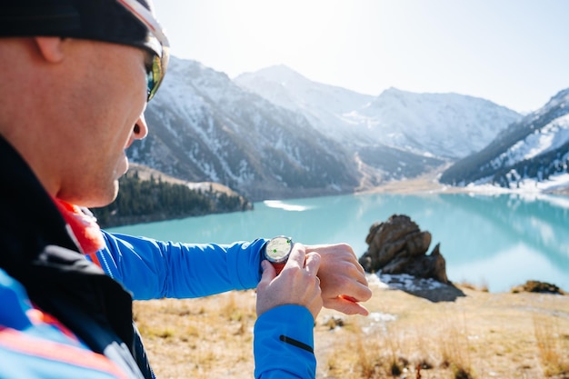 Man controleert een kaart op zijn smartwatch met gemarkeerde punten van belang