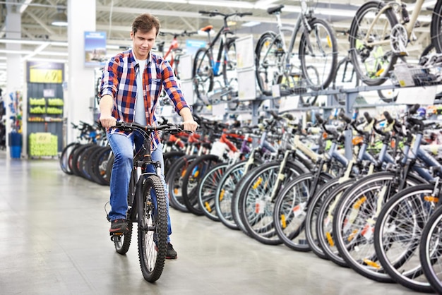 Man controleert fiets voordat hij winkel koopt