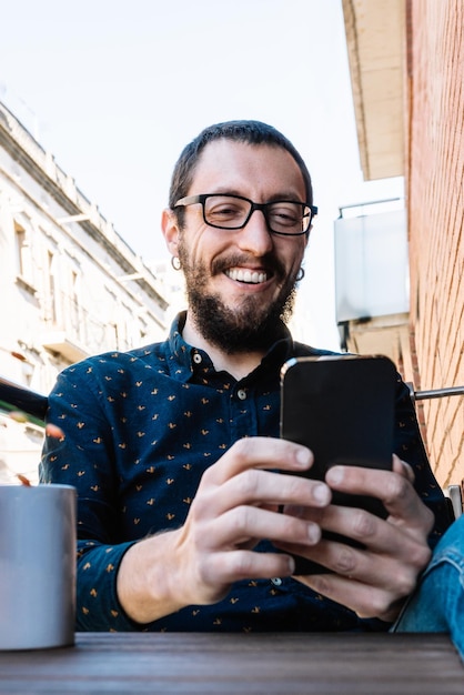 Man controleert smartphone