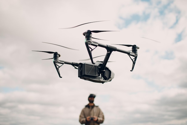 Foto uomo che controlla il drone quadricottero fpv con il telecomando dell'antenna per occhiali