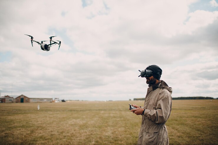 Человек, управляющий дроном fpv quadcopter с очками, антенной и пультом дистанционного управления